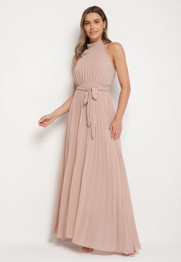 Born2be - Ciemnoróżowa Plisowana Sukienka Maxi z Gumką w Pasie i Rozkloszowanym Dołem Tehe. Kolor: różowy. Materiał: tkanina, materiał. Długość: maxi