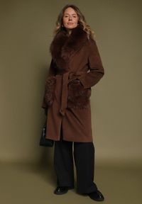Born2be - Brązowy Płaszcz Wiązany w Talii z Futrzanym Kołnierzem i Kieszeniami Perrie. Okazja: na co dzień. Kolor: brązowy. Materiał: futro. Styl: elegancki, casual #7