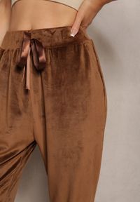 Renee - Brązowe Welurowe Spodnie Dresowe z Luźnymi Nogawkami Heliotte. Kolor: brązowy. Materiał: dresówka, welur #4