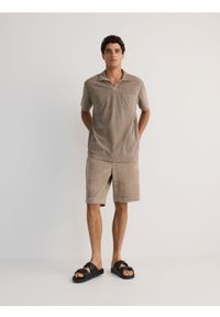 Reserved - Koszulka polo comfort fit - beżowy. Typ kołnierza: polo. Kolor: beżowy. Materiał: bawełna