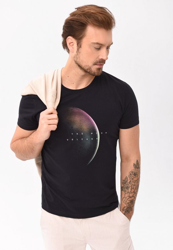 Volcano - Czarny t-shirt z printem T-LUNAR. Okazja: na co dzień. Kolekcja: plus size. Kolor: czarny. Materiał: skóra, bawełna, materiał, jeans. Długość rękawa: krótki rękaw. Długość: krótkie. Wzór: nadruk. Styl: klasyczny, casual