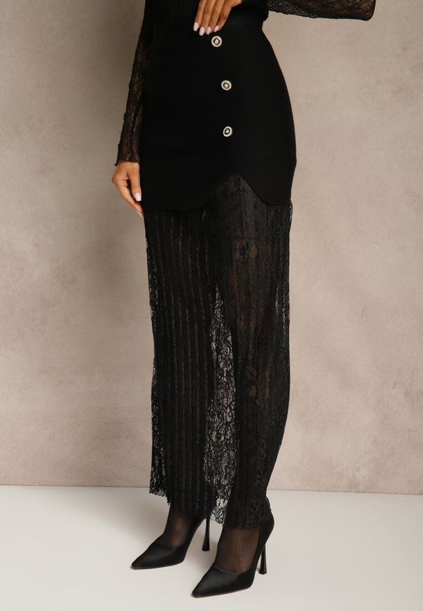Renee - Czarna Spódnica z Dzianiny z Wiskozą z Koronkowym Dołem Zdobiona Guzikami Sewune. Kolor: czarny. Materiał: wiskoza, dzianina, koronka. Wzór: aplikacja