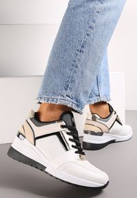 Renee - Białe Sznurowane Sneakersy na Niskim Koturnie z Perforacją i Przeszyciami Anabrenda. Kolor: biały. Obcas: na koturnie #1