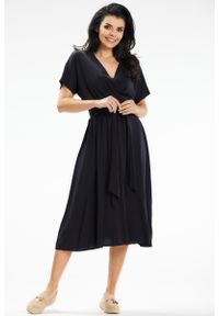 Awama - Rozkloszowana sukienka midi z kopertową górą czarna. Okazja: na co dzień. Kolor: czarny. Typ sukienki: kopertowe. Styl: casual. Długość: midi #3