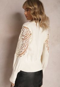 Renee - Jasnobeżowy Sweter z Koronkową Wstawką Meldara. Kolor: beżowy. Materiał: koronka. Wzór: ażurowy, gładki #4