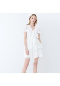 Mohito - Szyfonowa sukienka z falbanką - Biały. Kolor: biały. Materiał: szyfon #1