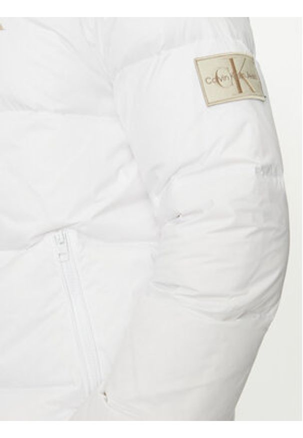 Calvin Klein Jeans Kurtka puchowa Essentials J30J325946 Biały Regular Fit. Kolor: biały. Materiał: syntetyk