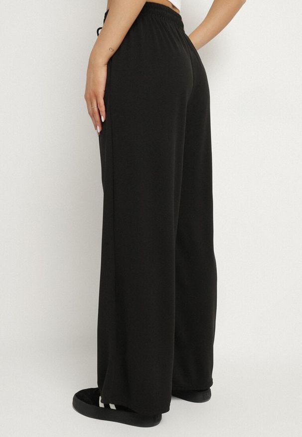 Born2be - Czarne Spodnie z Gumką w Pasie i Wsuwanymi Kieszeniami Tosille. Okazja: na co dzień. Kolor: czarny. Styl: elegancki, casual