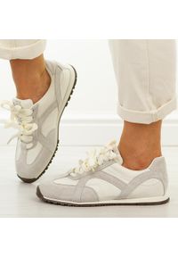 Szare skórzane półbuty damskie Vinceza 86427. Okazja: na spacer, na co dzień. Nosek buta: okrągły. Zapięcie: sznurówki. Kolor: szary. Materiał: tkanina, skóra, nubuk. Szerokość cholewki: normalna. Sezon: wiosna, jesień, lato. Styl: casual, elegancki, sportowy, klasyczny #1