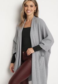 Born2be - Szary Niezapinany Kardigan z Kieszeniami i Ozdobnymi Guzikami Sinellia. Okazja: na co dzień, na spotkanie biznesowe. Kolor: szary. Materiał: jeans. Wzór: aplikacja. Styl: biznesowy, klasyczny, casual #4