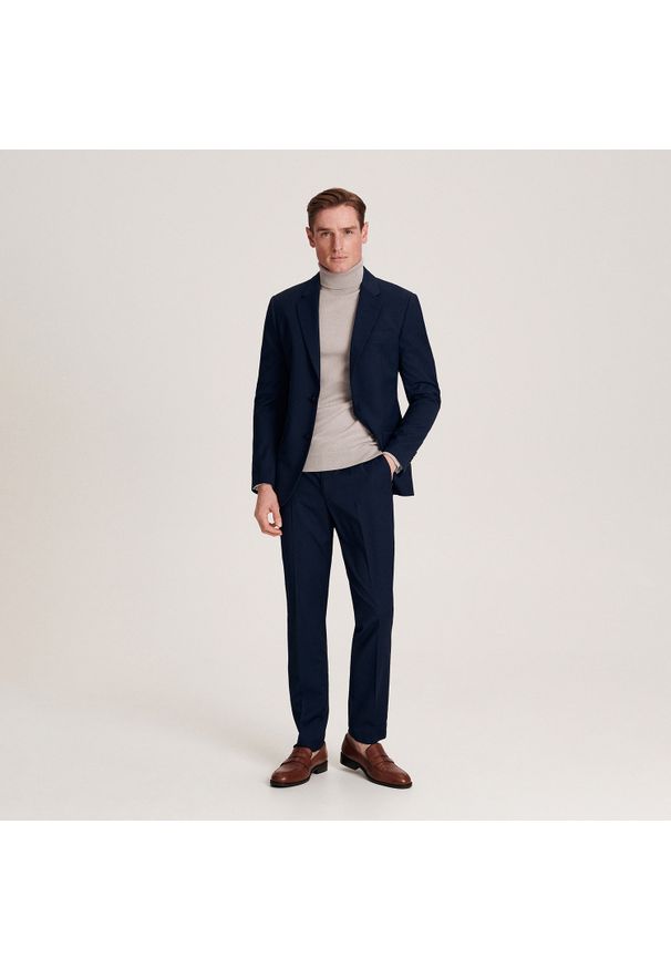 Reserved - Spodnie garniturowe slim fit - Granatowy. Kolor: niebieski