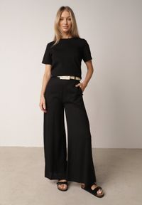 Born2be - Czarne Spodnie z Wiskozą o Szerokim Kroju z Wysokim Stanem i Paskiem Larailure. Okazja: na co dzień, do pracy. Stan: podwyższony. Kolor: czarny. Materiał: wiskoza. Długość: krótkie. Sezon: wiosna, lato. Styl: casual #1