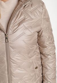 Born2be - Ciemnobeżowa Pikowana Kurtka z Kapturem Ocieplana Futerkiem Lealinea. Okazja: na co dzień. Typ kołnierza: kaptur. Kolekcja: plus size. Kolor: beżowy. Materiał: futro. Długość: długie. Styl: casual #7