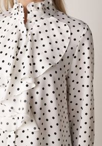 Born2be - Biała Wiskozowa Koszula w Kropki ze Stójką z Ozdobnymi Falbanami Isamene. Okazja: na co dzień. Typ kołnierza: kołnierzyk stójkowy. Kolor: biały. Materiał: wiskoza. Wzór: kropki. Styl: casual, klasyczny #5