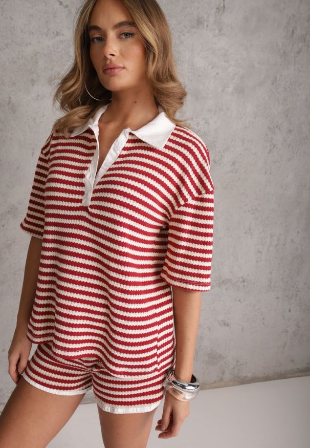 Renee - Beżowo-Czerwony Oversizowy Komplet z Dzianiny w Paski Koszulka Polo i Krótkie Spodenki Nanea. Kolor: beżowy. Materiał: dzianina. Wzór: paski