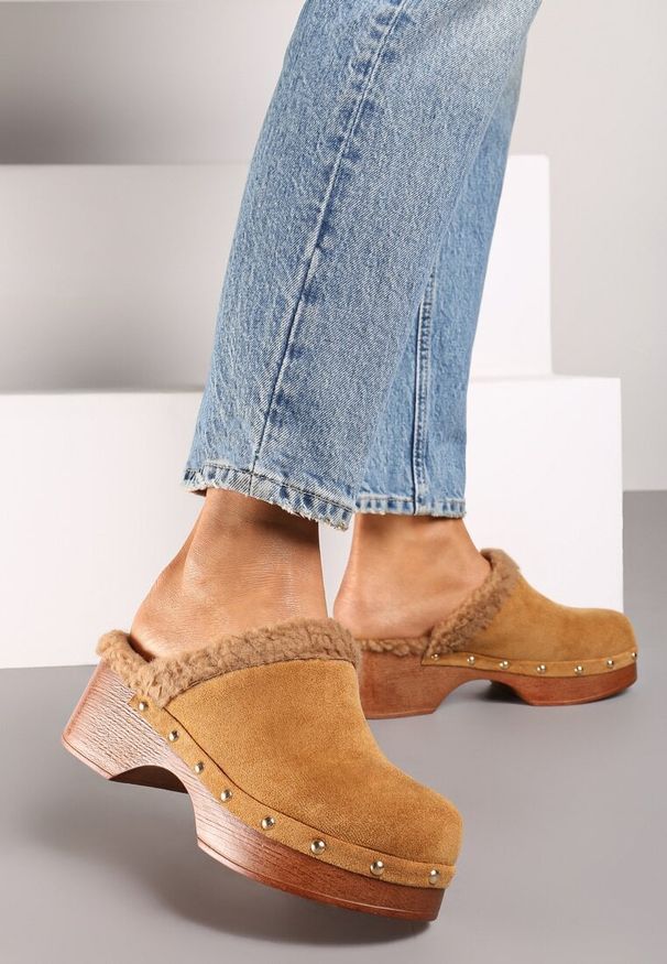 Born2be - Brązowe Klapki Typu Mule na Grubej Podeszwie z Barankiem i Ćwiekami Cretinea. Okazja: na co dzień. Kolor: brązowy. Materiał: jeans. Wzór: aplikacja. Sezon: jesień. Styl: elegancki, casual