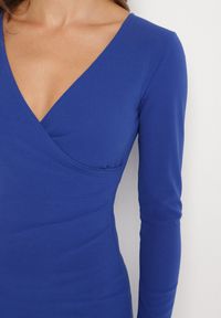 Born2be - Niebieska Sukienka o Dopasowanym Kroju z Kopertowym Dekoltem Ermellia. Okazja: na randkę, na ślub cywilny, na wesele. Typ kołnierza: dekolt kopertowy. Kolor: niebieski. Materiał: skóra. Długość rękawa: długi rękaw. Typ sukienki: kopertowe. Styl: glamour, klasyczny, elegancki #6