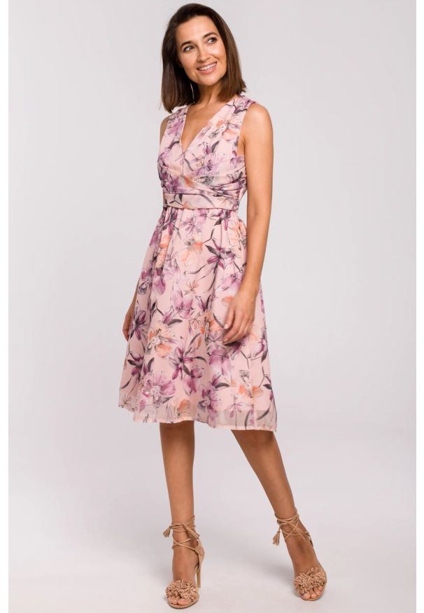 Stylove - Sukienka szyfonowa w kwiaty bez rękawów dekolt V różowa. Kolor: różowy. Materiał: szyfon. Długość rękawa: bez rękawów. Wzór: kwiaty. Sezon: lato. Typ sukienki: rozkloszowane