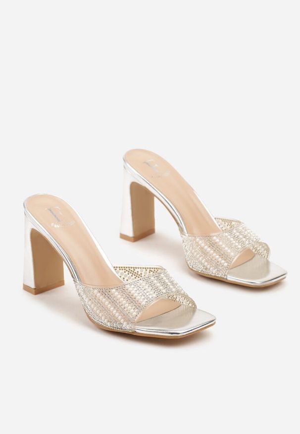 Renee - Srebrne Klapki na Słupku z Cyrkoniową Cholewką Merowenna. Kolor: srebrny. Obcas: na słupku. Styl: elegancki. Wysokość obcasa: średni