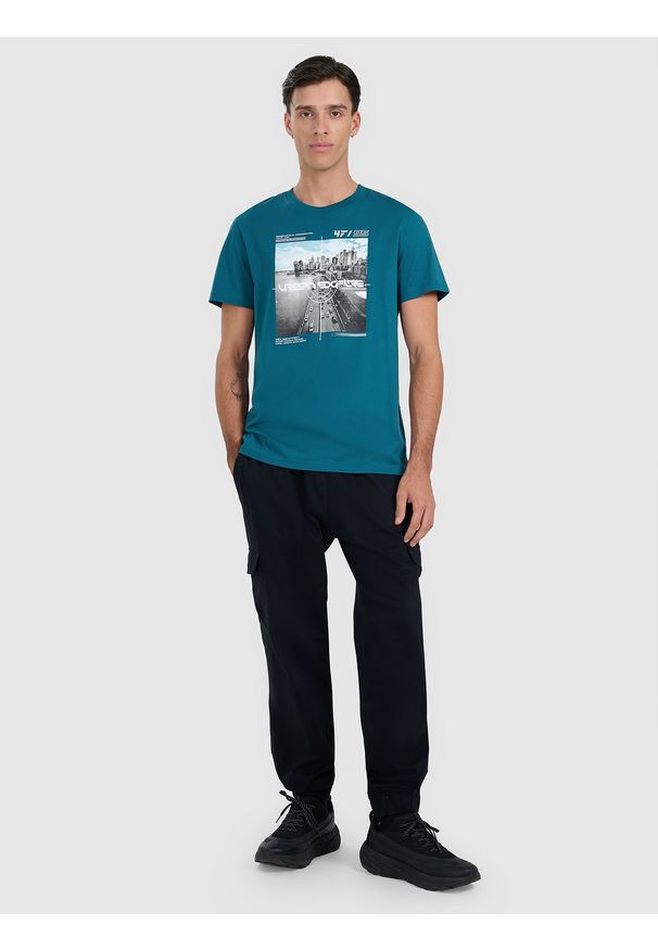 4f - 4F T-shirt regular z nadrukiem męski - turkusowy L. Kolor: turkusowy. Materiał: skóra, bawełna. Wzór: nadruk