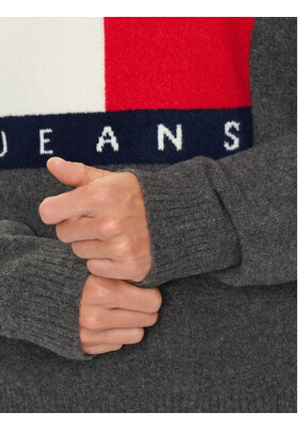 Tommy Jeans Sweter Flag DM0DM19442 Szary Regular Fit. Kolor: szary. Materiał: syntetyk