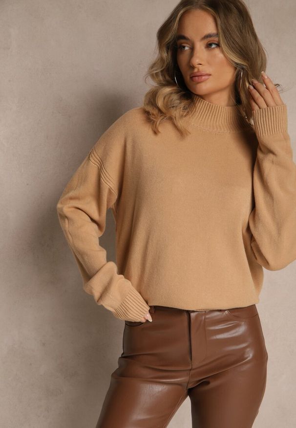 Renee - Ciemnobeżowy Gładki Golf Zdobiony Guzikami przy Dekolcie Rallessa. Okazja: na randkę, na co dzień, na spotkanie biznesowe. Typ kołnierza: golf. Kolor: beżowy. Materiał: jeans. Długość rękawa: długi rękaw. Długość: długie. Wzór: gładki, aplikacja. Styl: klasyczny, casual, elegancki, biznesowy