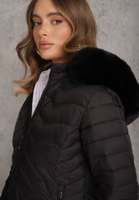 Renee - Czarna Przejściowa Kurtka z Pikowaniem Bocznymi Ściągaczami i Kapturem Fezizia. Okazja: na co dzień. Kolor: czarny. Materiał: futro, poliester, jeans. Styl: casual, elegancki #3