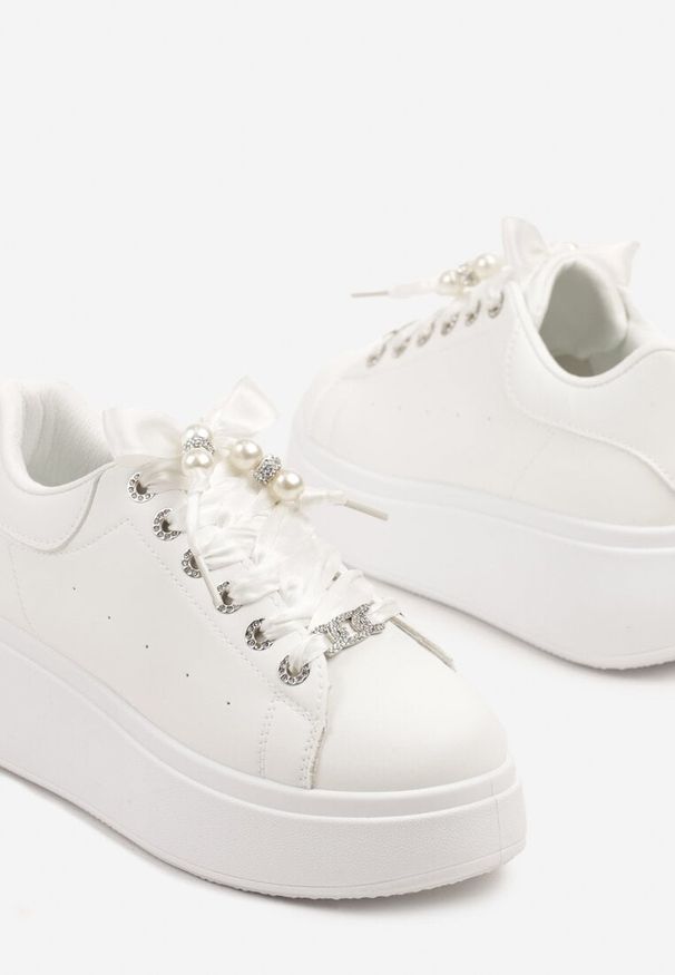 Born2be - Białe Sneakersy na Grubej Podeszwie z Cyrkoniami Vivanne. Okazja: na co dzień. Kolor: biały. Materiał: jeans