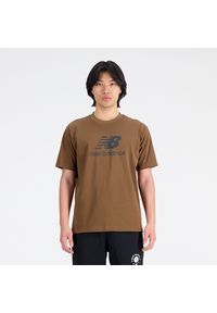 Koszulka męska New Balance MT31541DHE – brązowa. Kolor: brązowy. Materiał: materiał, bawełna, poliester. Długość rękawa: krótki rękaw. Długość: krótkie. Wzór: napisy