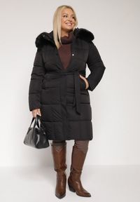 Born2be - Czarna Pikowana Kurtka z Kapturem z Futrem i Wiązanym Paskiem Mevinatia. Okazja: na co dzień. Typ kołnierza: kaptur. Kolekcja: plus size. Kolor: czarny. Materiał: futro. Styl: casual, klasyczny #6
