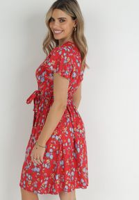 Born2be - Czerwona Sukienka Midi z Wiskozy z Gumką w Talii i Krótkim Rękawem Jodys. Kolor: czerwony. Materiał: wiskoza. Długość rękawa: krótki rękaw. Długość: midi #4