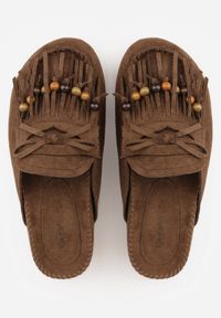 Born2be - Ciemnobrązowe Klapki VICES Typu Mule z Koralikami Frędzlami i Kokardą Dioleora. Okazja: na co dzień. Kolor: brązowy. Wzór: aplikacja. Styl: casual, elegancki #4