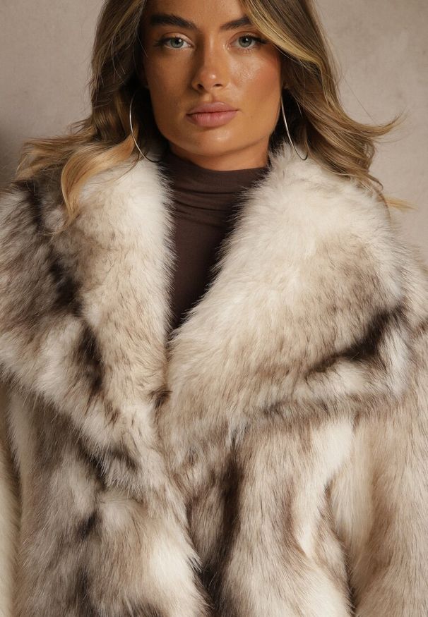 Renee - Jasnobeżowa Kurtka Futerko z Ozdobnym Kołnierzem Fitene. Okazja: na co dzień. Kolor: beżowy. Materiał: futro. Styl: klasyczny, casual, elegancki