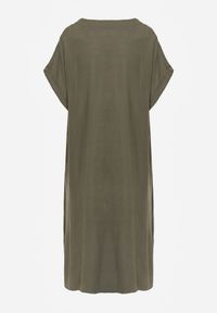 Renee - Zielona Sukienka o Pudełkowym Kroju z Lnem i Wiskozą Zdobiona Guzikiem Mezynore. Kolekcja: plus size. Kolor: zielony. Materiał: wiskoza, len. Wzór: aplikacja. Typ sukienki: dla puszystych. Styl: boho, wakacyjny #6