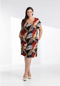 Moda Size Plus Iwanek - Sukienka Sofii w print liści XXL OVERSIZE LATO. Typ kołnierza: dekolt w kształcie V. Materiał: tkanina, poliester, elastan, wiskoza. Wzór: nadruk. Sezon: lato. Typ sukienki: oversize #1