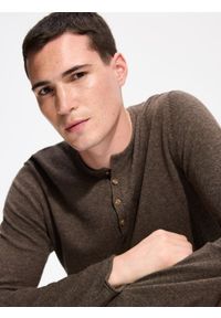 Reserved - Sweter henley - szary. Typ kołnierza: typu henley. Kolor: szary. Materiał: len, dzianina