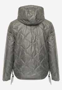 Born2be - Zielona Pikowana Kurtka z Odpinanym Kapturem i Dłuższym Tyłem Harmenope. Okazja: na co dzień. Kolekcja: plus size. Kolor: zielony. Materiał: poliester, jeans. Długość: długie. Styl: casual #2