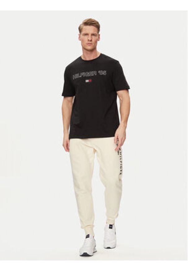 TOMMY HILFIGER - Tommy Hilfiger T-Shirt 85' MW0MW34427 Czarny Regular Fit. Kolor: czarny. Materiał: bawełna