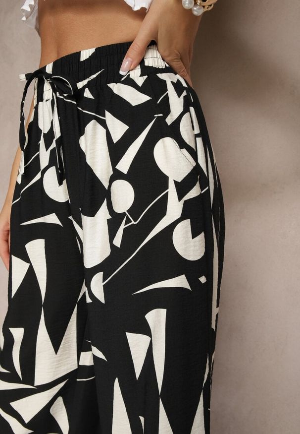 Renee - Czarne Szerokie Spodnie High Waist z Wiskozy Zdobione Abstrakcyjnym Printem Zileira. Okazja: na co dzień. Stan: podwyższony. Kolor: czarny. Materiał: wiskoza. Wzór: aplikacja, nadruk. Styl: klasyczny, elegancki, casual