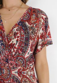 Born2be - Czerwona Kwiecista Sukienka Mini z Gumką w Talii i Krótkimi Rękawami Scillenne. Kolor: czerwony. Długość rękawa: krótki rękaw. Sezon: wiosna, lato. Typ sukienki: kopertowe. Długość: mini #3