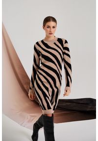 MOODO - Dopasowana sukienka beżowa. Kolor: beżowy. Materiał: poliamid, poliester, wiskoza #1