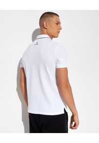 MONCLER - Biały t-shirt polo. Typ kołnierza: polo. Kolor: biały. Materiał: bawełna. Wzór: aplikacja. Styl: klasyczny