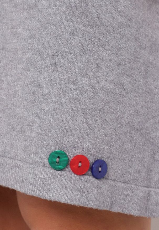Born2be - Szara Dzianinowa Sukienka z Wiskozą o T-shirtowym Kroju z Ozdobnymi Guziczkami Arissana. Okazja: na co dzień. Kolor: szary. Materiał: dzianina, wiskoza. Styl: wizytowy, elegancki, casual