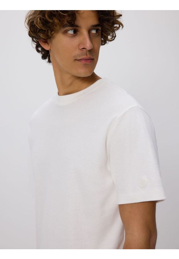 Reserved - Strukturalny t-shirt comfort fit - złamana biel. Materiał: bawełna, dzianina