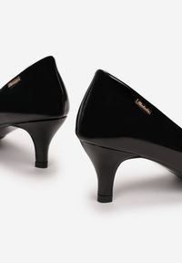 Born2be - Czarne Czółenka Marirena. Okazja: na spotkanie biznesowe. Zapięcie: bez zapięcia. Kolor: czarny. Materiał: lakier. Wzór: jednolity. Styl: wizytowy, biznesowy #2