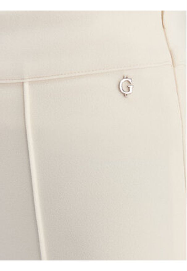 Guess Spodnie materiałowe W4YB01 KCBO2 Beżowy Flare Fit. Kolor: beżowy. Materiał: syntetyk