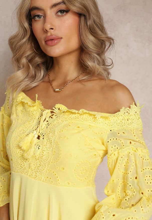 Renee - Żółta Sukienka z Rękawami 7/8 i Ozdobną Koronką Cascantha. Kolor: żółty. Materiał: koronka. Wzór: koronka