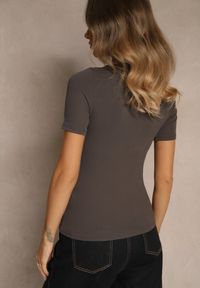 Renee - Ciemnoszary Bawełniany T-shirt Prążkowany z Guzikami Florvivi. Okazja: na co dzień. Kolor: szary. Materiał: bawełna, prążkowany. Styl: casual, sportowy #4