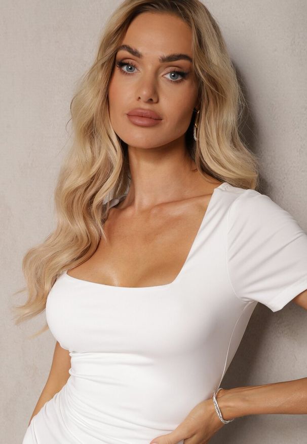 Renee - Biała Sukienka Midi z Kwadratowym Dekoltem i Drapowaniem Charloti. Okazja: na randkę. Typ kołnierza: dekolt kwadratowy. Kolor: biały. Materiał: materiał, wiskoza, dzianina. Sezon: lato. Długość: midi