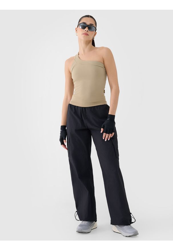 4f - 4F Crop-top slim z asymetrycznym ramiączkiem damski - beżowy S. Kolor: beżowy. Materiał: dzianina, elastan, włókno, syntetyk, materiał. Długość rękawa: na ramiączkach. Wzór: gładki, jednolity, ze splotem